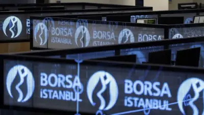 İstanbul Borsası'nda işlem gören hisse senetleri ve finansal verileri gösteren ekranlar