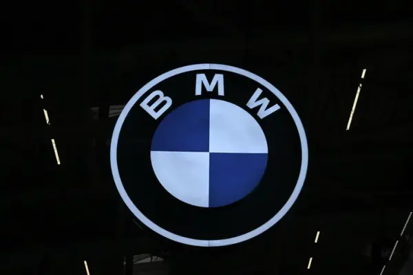 BMW yöneticileri finansal raporları incelerken