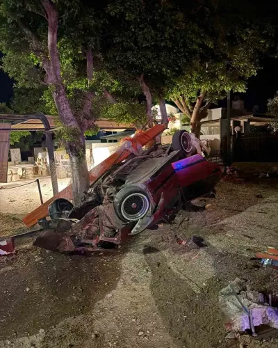 Bodrum'da Düğün Salonuna Dalıp Ağaca Çarpan Otomobil Kamerada: 2 Yaralı