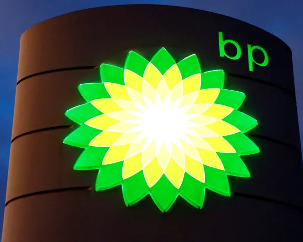 Venezuela açıklarında bir doğal gaz platformu ve BP logosu