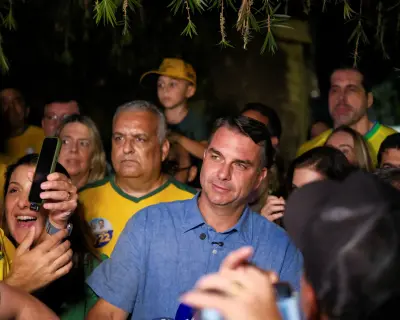 Flávio Bolsonaro'nun Brezilya başkanlık seçimleri ilk tur zaferini kutlarken çekilmiş fotoğrafı