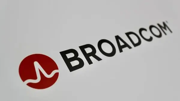Broadcom ve Apple yöneticileri el sıkışırken