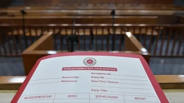Bursa Adliyesi önünde basın açıklaması yapan avukatlar veya siyasetçiler