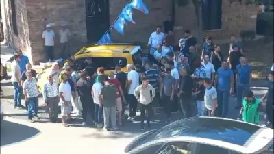 Bursa'da Taksi Altında Kalan Genç Avukat Ağır Yaralandı: Kurtarma Anları Kamerada