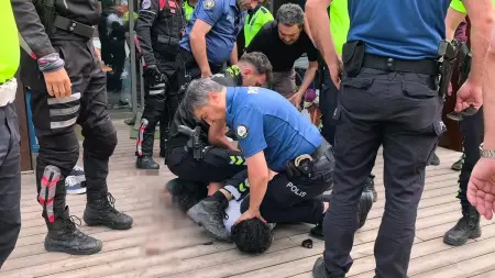 Bursa'da yol verme kavgası sonrası polis ve sağlık ekiplerinin olay yerine intikalini gösteren dramatik bir sahne.