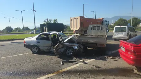 Bursa Orhangazi'de zincirleme trafik kazası sonrası olay yeri görüntüsü