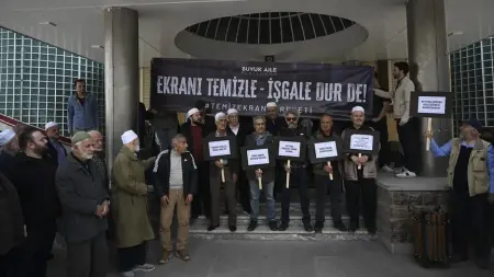 Büyük Aile Platformu üyeleri Beyazıt Meydanı'nda 'temiz ekran' pankartı taşıyor.