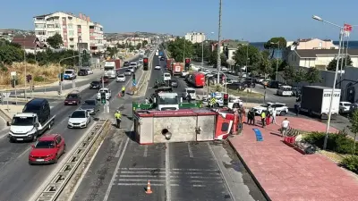 Büyükçekmece'de Yangın İhbarına Giden İtfaiye Aracı Kaza Yaptı: 4 Yaralı, D-100 Kilitlendi
