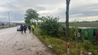Çanakkale'de Tur Otobüsü Tarlaya Devrildi: 46 Yaralı