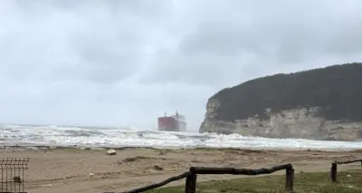 Çatalca açıklarında fırtına nedeniyle karaya oturan ticari gemi.