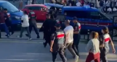 Yasa dışı bahis operasyonunda ele geçirilen dijital materyaller ve polis ekipleri