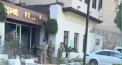 Çeşme Belediyesi'ne yönelik operasyon sırasında çekilmiş fotoğraflar.