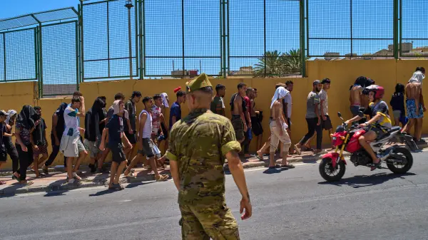 Ceuta sınırında toplanmış göçmenler ve güvenlik güçleri