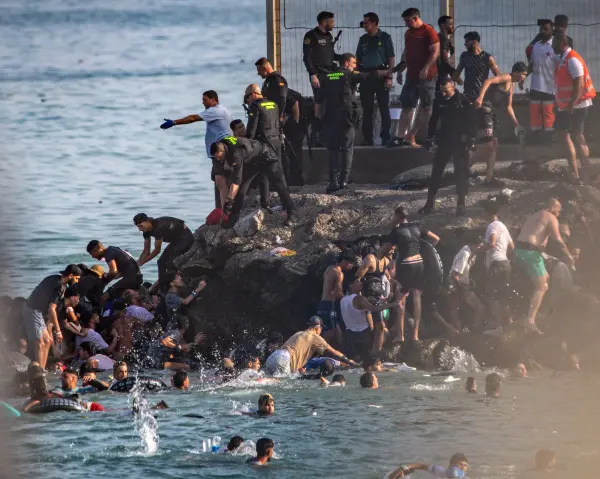 Fas'tan İspanya'nın Ceuta kentine geçmeye çalışan göçmenler