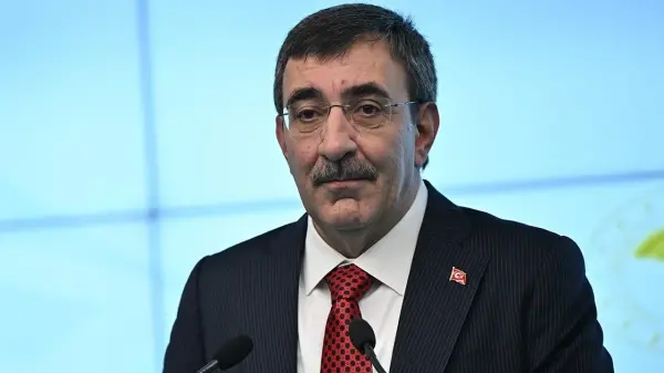 Türkiye Cumhurbaşkanı Yardımcısı Cevdet Yılmaz, Türkmenistan'da ekonomik iş birliği hakkında açıklama yapıyor.