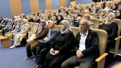 Prof. Dr. Adem Küçük, romatizmal hastalıklar konulu konferansta konuşurken.