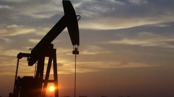 Ceyhan Limanı'nda petrol tankerleri ve depolama tesisleri