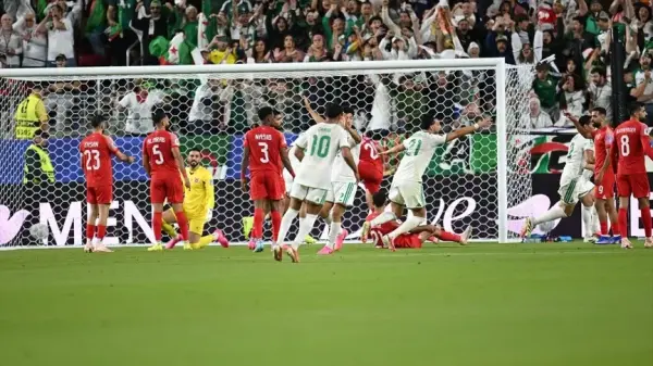 Cezayir milli futbol takımı oyuncuları gol sevincini kutluyor.