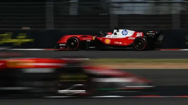 Charles Leclerc, Büyük Britanya Grand Prix zaferini kutluyor.