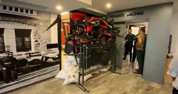 CHP Bursa İl Başkanlığı binası önünde toplanan partililer ve sandalyelerle kurulan barikat