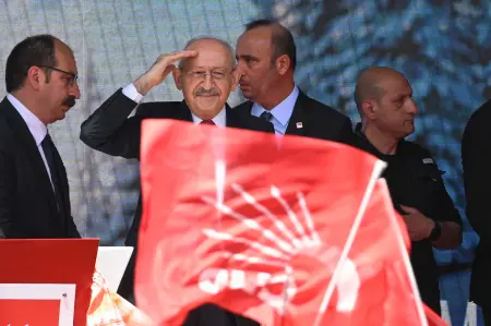 Kemal Kılıçdaroğlu ve Bülent Kuşoğlu'nun siyasi bir etkinlikte çekilmiş fotoğrafı