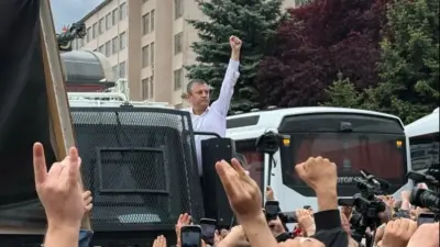 CHP Genel Merkezi'nde Gerilim Tırmandı: Özgür Özel'den Polis Müdahalesine Sert Tepki ve 'Meclis'e Yürüyüş' Çağrısı