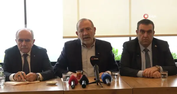 İstanbul Adliyesi önünde siyasi bir davanın ardından bekleyen basın mensupları ve avukatlar