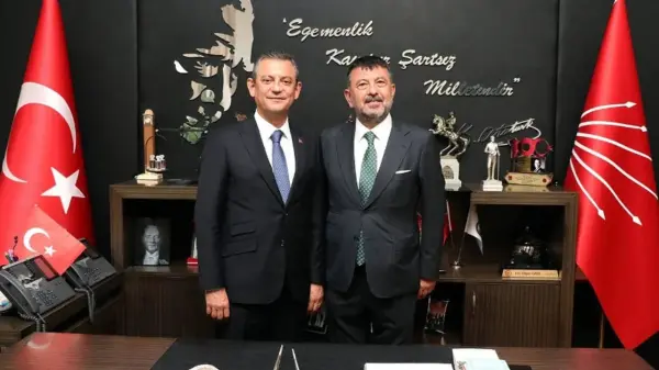CHP Genel Başkanı Özgür Özel ve Milletvekili Veli Ağbaba'yı temsil eden soyut bir görsel, hukuki süreçleri ve siyasi iddiaları simgeliyor.