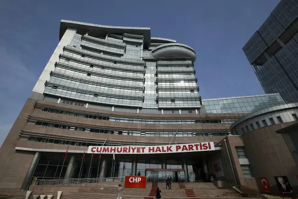 CHP Yüksek Disiplin Kurulu üyeleri bir toplantı masası etrafında, karanlık ve modern bir ortamda