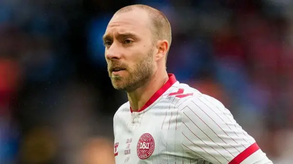 Christian Eriksen'in sahada yığıldığı anı gösteren dramatik bir görsel.