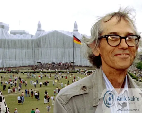 Christo'nun içten aydınlatmalı 'Hava Paketi' enstalasyonunun görseli