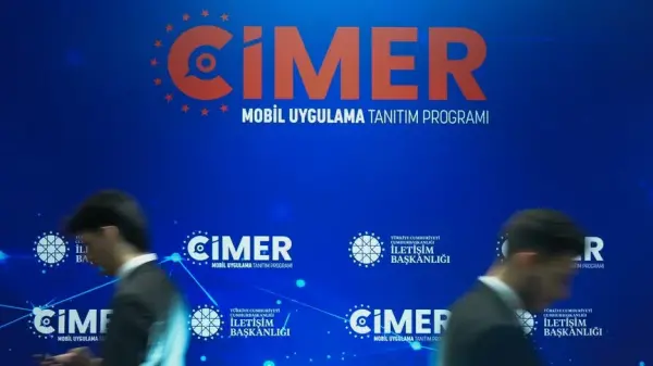 CİMER'in yurt dışındaki vatandaşlara yönelik başarılı müdahalelerini simgeleyen Türkiye Cumhuriyeti resmi binası önünde dalgalanan Türk bayrağı.
