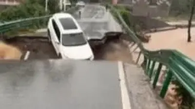 Çin'de Köprü Çöktü: Araç Hızla Akan Nehre Kapıldı