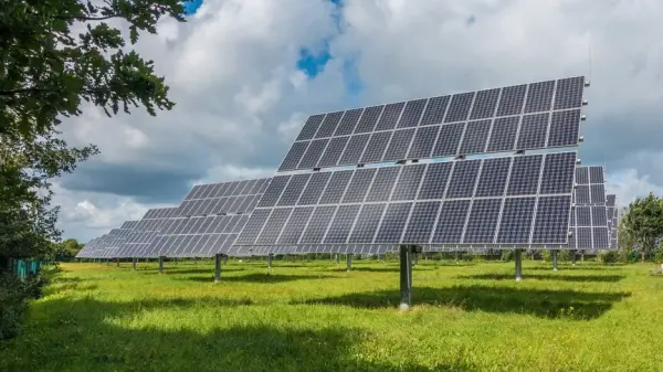 Çin'in geniş bir yenilenebilir enerji tesisini gösteren fotoğraf