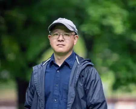 Çinli muhalif Hong Qi'nin İngiliz polisiyle iletişim kurarken yaşadığı iddia edilen siyasi baskıyı temsil eden soyut görsel