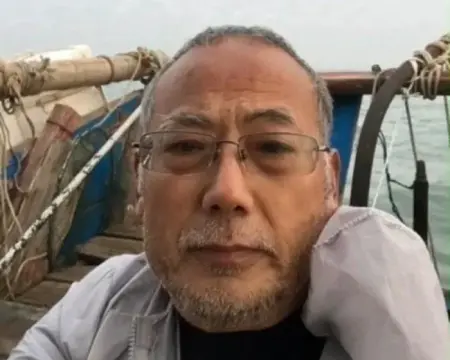 Çinli muhalif Dong Guangping'in Güney Kore'de gözaltına alınmasını temsil eden bir görsel.