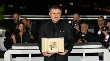 Rumen yönetmen Cristian Mungiu Altın Palmiye Ödülü'nü alırken