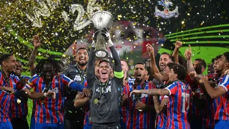 Crystal Palace oyuncuları UEFA Konferans Ligi kupası ile sevinç yaşarken