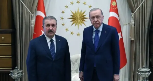 Cumhurbaşkanı Erdoğan ve BBP Genel Başkanı Destici'nin Cumhurbaşkanlığı Külliyesi'ndeki görüşmesinden bir kare.