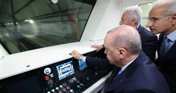 Cumhurbaşkanı Erdoğan'ın kurdele keserek Halkalı-Arnavutköy Metro Hattı'nı açılışını yaparken çekilmiş fotoğrafı.