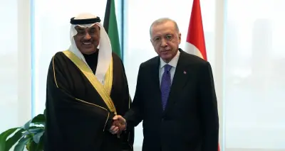 Cumhurbaşkanı Erdoğan ve Kuveyt Veliaht Prensi Şeyh Sabah Halid el-Hamad el-Sabah New York'taki Türkevi'nde tokalaşırken