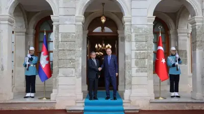 Cumhurbaşkanı Erdoğan ve Kamboçya Başbakanı Hun Manet tokalaşıyor