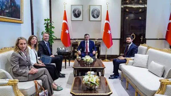 Cumhurbaşkanı Yardımcısı Cevdet Yılmaz'ın diplomatik kabulde bir büyükelçi ile tokalaşması