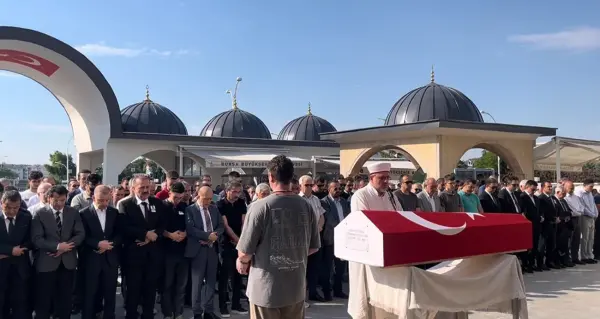 Gebze Adliyesi önünde düzenlenen cenaze töreninden bir görüntü