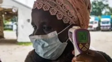 Ebola salgını ile mücadele eden sağlık çalışanları