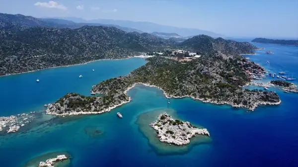 Demre'deki antik Myra kentinin kaya mezarları ve antik tiyatrosu