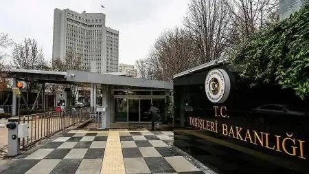 Dışişleri Bakanlığı Sözcüsü'nün basın toplantısında Kıbrıs kararına tepki açıklaması yaparken çekilmiş fotoğrafı.