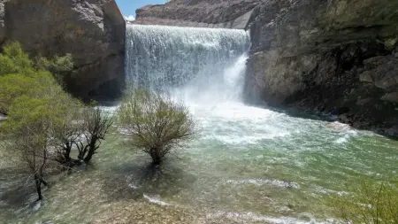 Doğu Anadolu'da doluluk oranına ulaşan baraj kapaklarından su tahliyesi