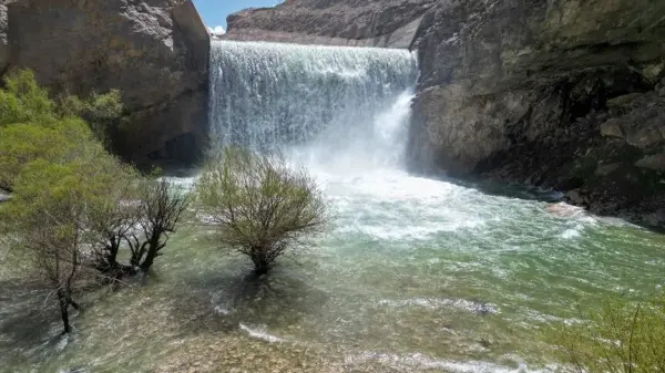 Doğu Anadolu'da doluluk oranına ulaşan baraj kapaklarından su tahliyesi