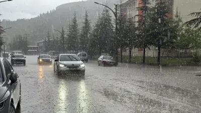 Doğu Anadolu ve Karadeniz'de Şiddetli Yağış ve Dolu Etkili Oldu